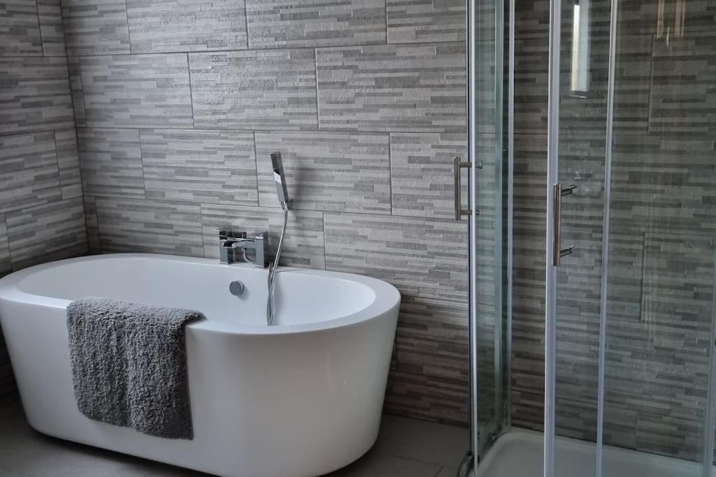 Grace'S Place With Hot Tub & Games Room Carrickfergus Eksteriør billede