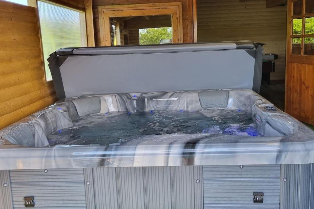 Grace'S Place With Hot Tub & Games Room Carrickfergus Eksteriør billede